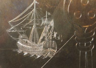 détail de la plaque de l'estampe de "la carte au trésor". Petit bateau de 2 cm de long.